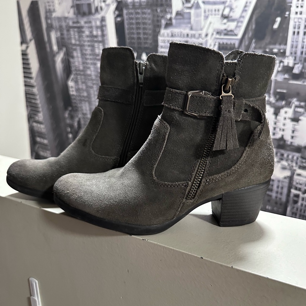 Olive Green Suede Booties, Earth Origins by Earth. Size 7